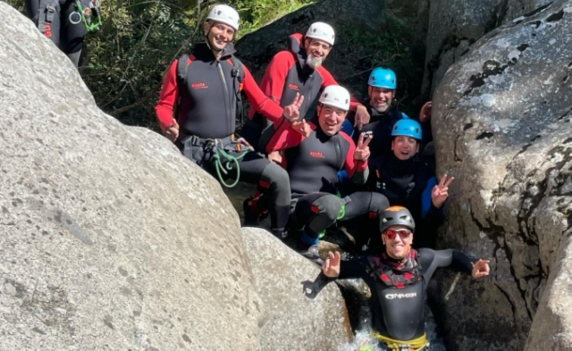  Cruza paredes estrechas en barranquismo 