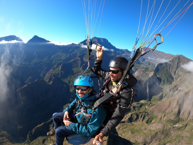 Un vuelo en parapenle en medio de las montañas de Reunión 