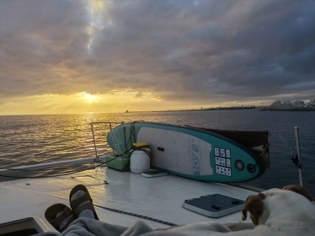  Admirar el atardecer desde nuestro catamarán es un puro placer 