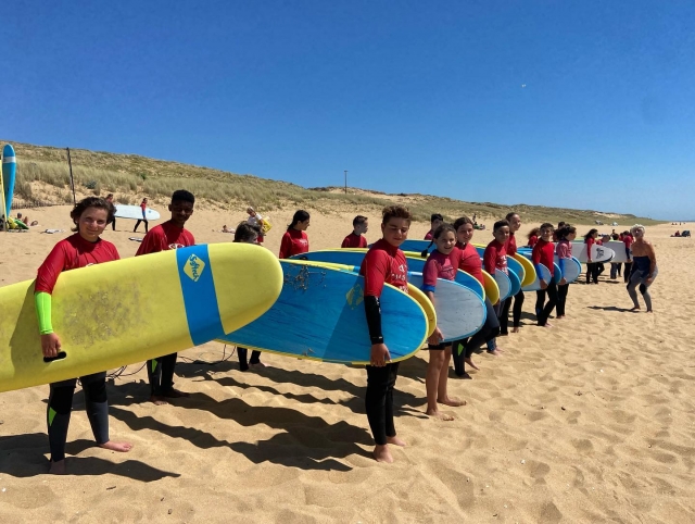  Venga a asistir a nuestros cursos de surf 