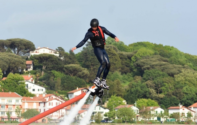  ¡Prueba trucos acrobáticos en un flyboard! 