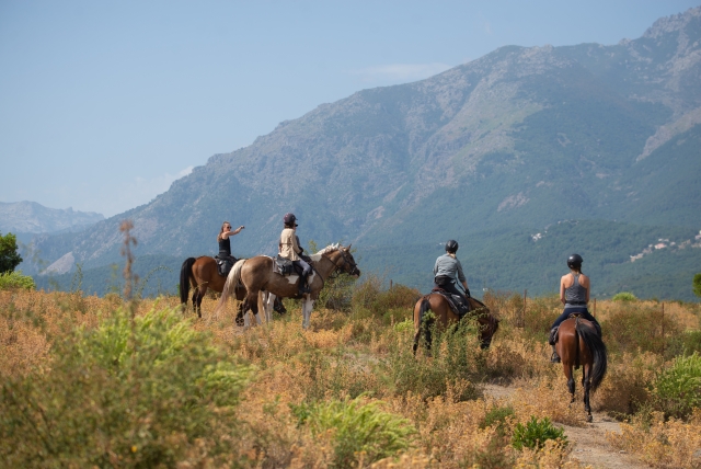  Visita a caballo los lugares más bellos de Corle 