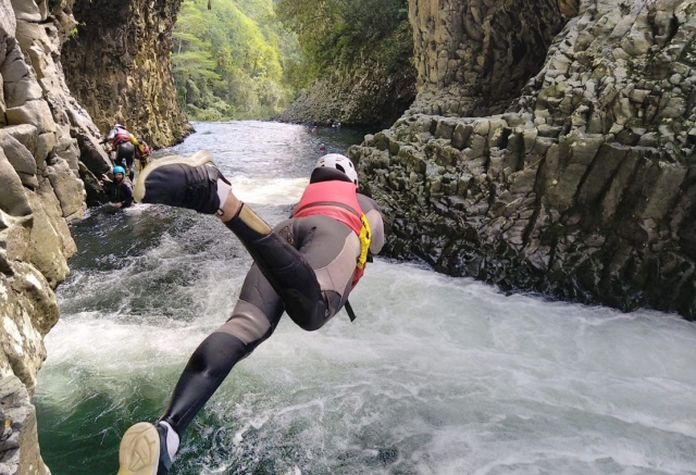  ¡Sumérgele en el río Roches gracias a nuestra camicrema acuática! 