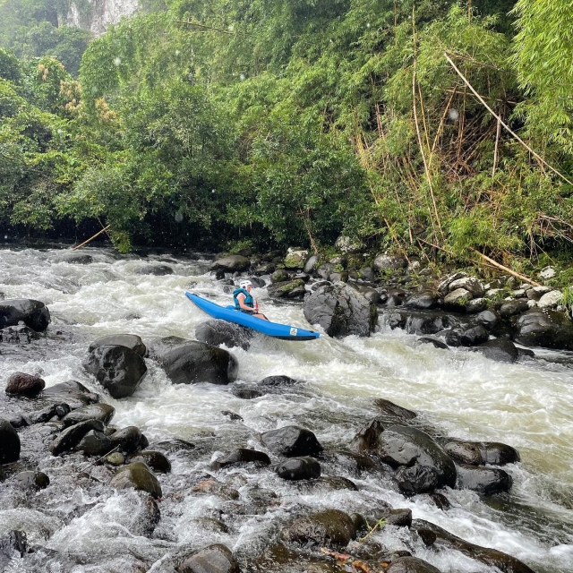  Espera apretado para esta actividad de rafting 