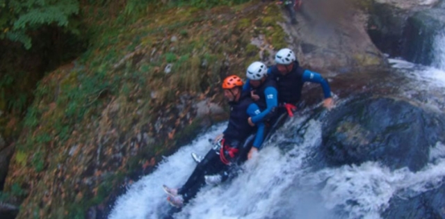  Descenso de un tobogán natural duranle una sesión de barranquismo 