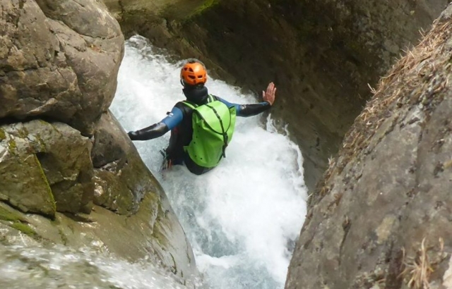  Paso por un estrecho desfiladero duranle el barranquismo 