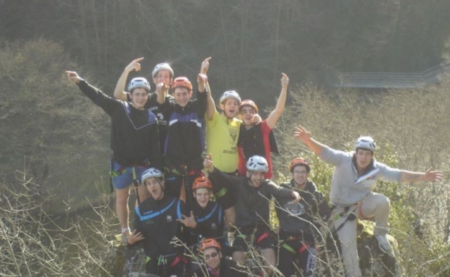 Grupo de chavos para una excursión de vía ferramarra 