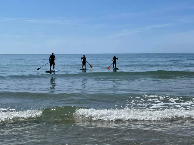  Sal a explorar los alrededores a bordo de su tabla 