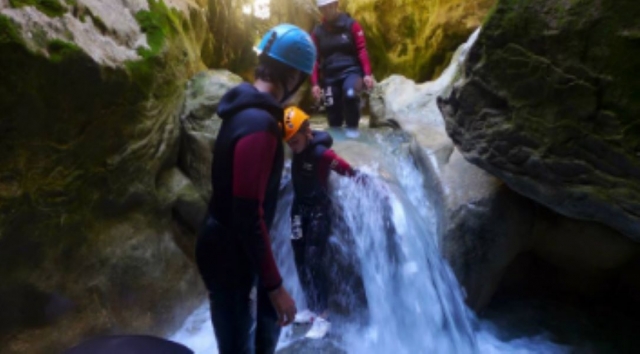  Descender cascadas duranle su excursión de barranquismo 