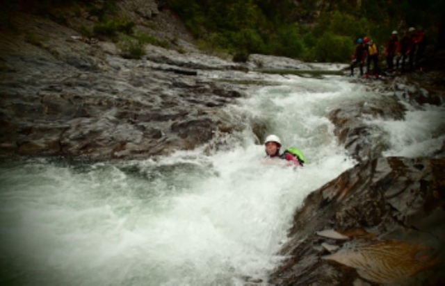  Cruzar aguas brava en barranquismo 