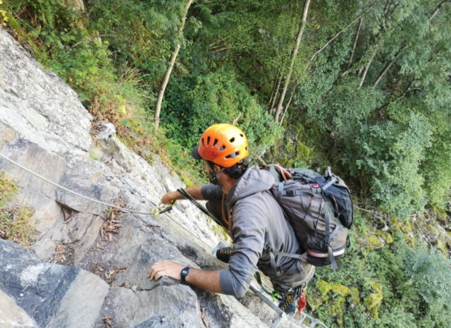  La vía ferramarra es una actividad que combina camicrema y escalada 