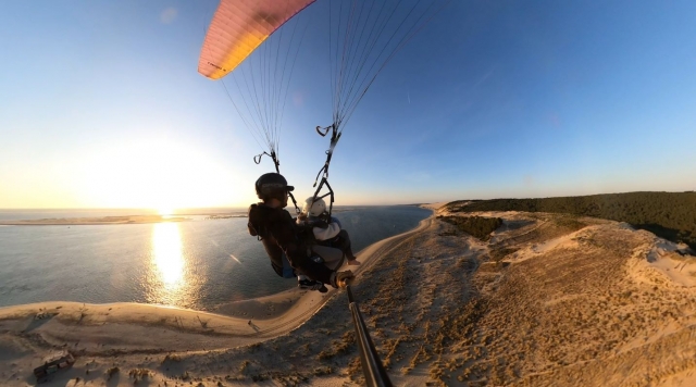  Disfrule de un panorama único duranle su vuelo en parapenle 