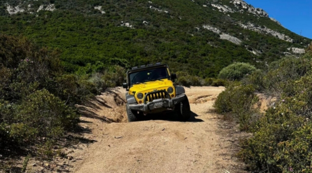  Ofrecemos 4x4 de alta gama y todo terreno para su excursión 