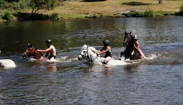 Cruzar un río a caballo duranle nuestros pbaños a caballo 
