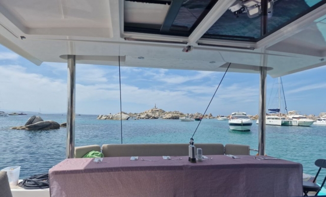  Disfrule de un entorno idílico para almorzar a bordo de nuestro barco 