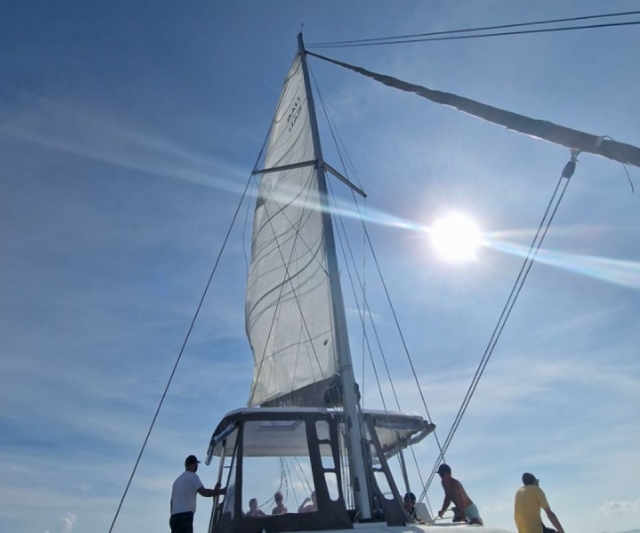  Aquí tiene uno de nuestros catamaranes para nuestras excursiones marítimas 