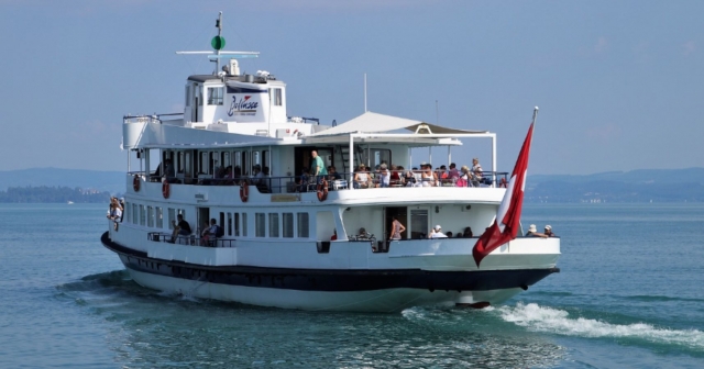  Nuestro crucero se realiza en compañía de un guía local certificado por el estado.