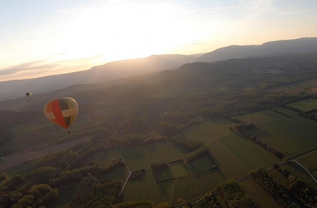Descubre los paisajes rurales de Saboya a bordo de su globo aerostático 