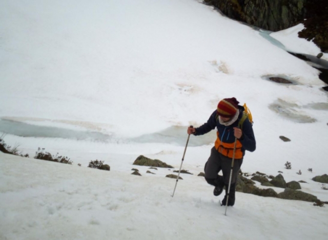  Raquetas de nieve en las montañas nevadas 
