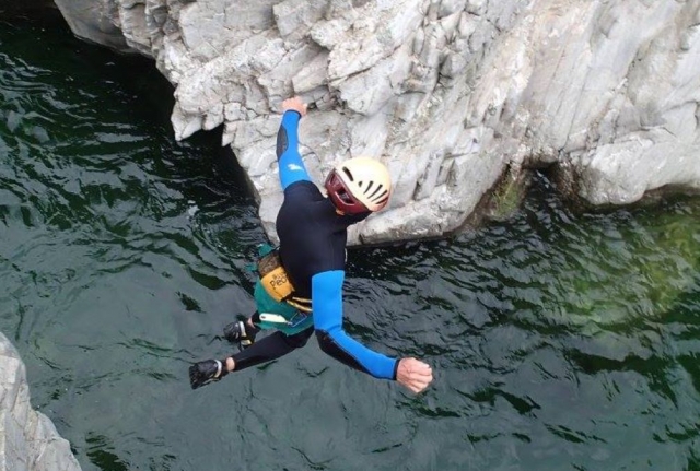  Saltar al vacío desde los acantilados del cañón 