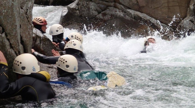  Cruzar los rápidos del cañón duranle nuestra sesión de rafting Barranquismo 