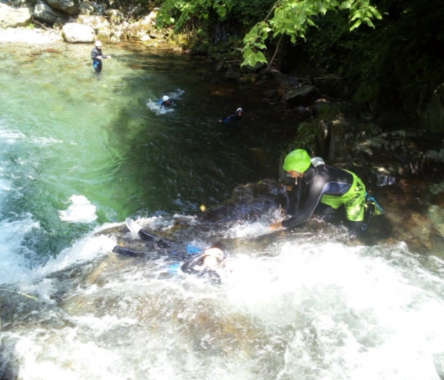  Disfruta de un momento de diversión en el barranquismo 