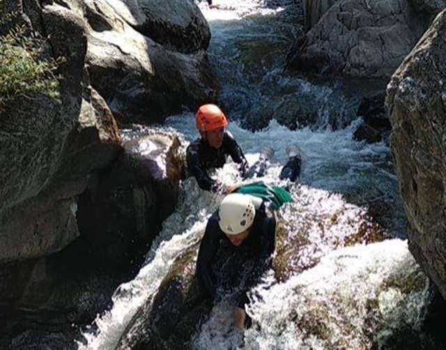  Deslizamiento en los rápidos duranle una sesión de barranquismo 