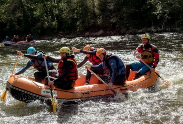 Nuestras escapadas de rafting en rápidos siempre están supervisadas por nuestros instructores 