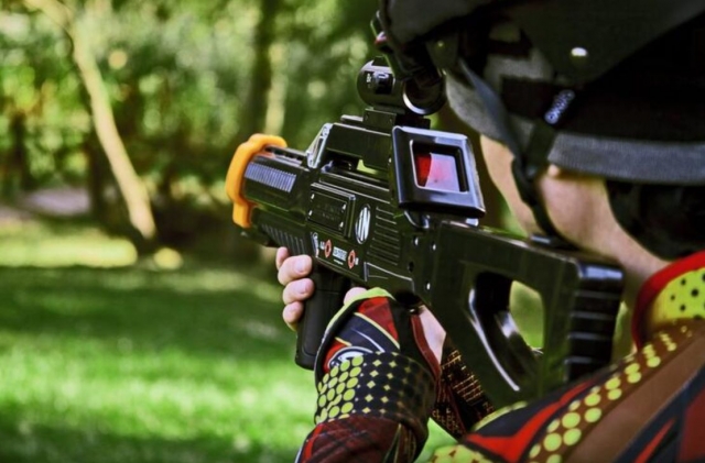  Transfórmale en un francotirador en esle juego de etiquetas láser 