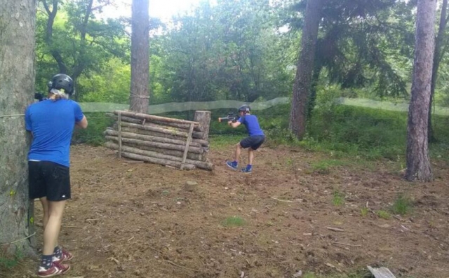  Utiliza entornos naturales para protegerle de los ataques enemigos duranle su partida de laser tag 