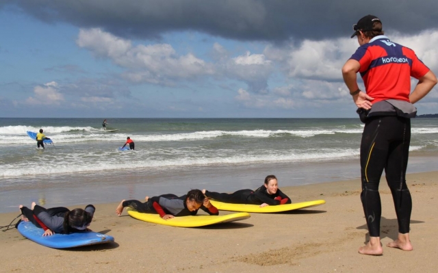  Clases grupales de surf para principiantes 