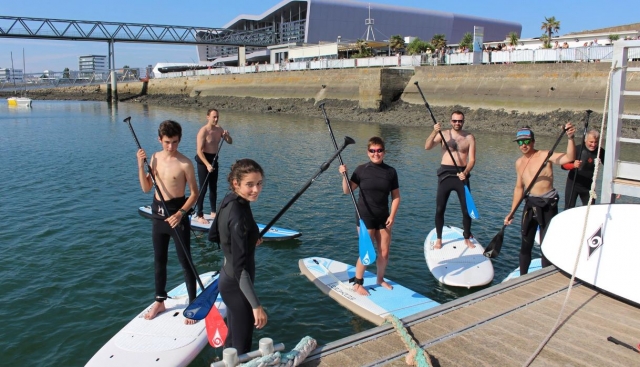  Grupo de paddle listo para surcar las olas 