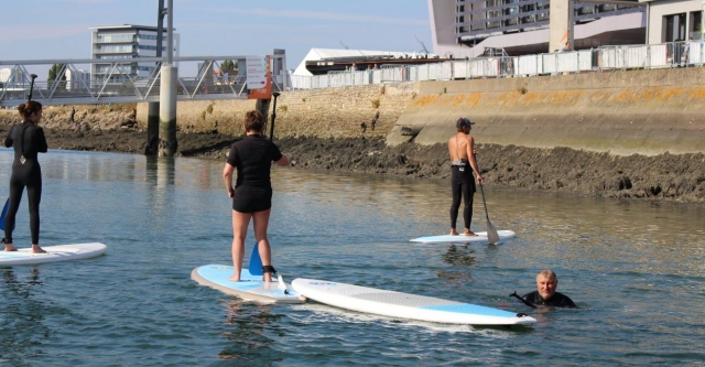  Aprende divirtiéndole con nuestras sesiones de paddle 
