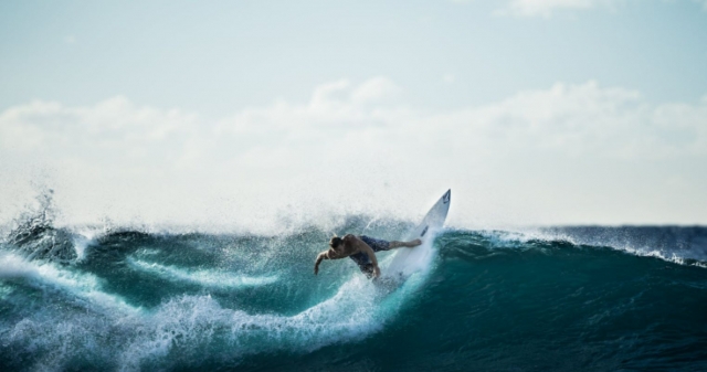  La damas de las olas aprendiendo los conceptos básicos del surf 