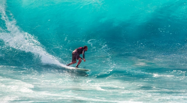 - Instructor de surf en plena demostración 