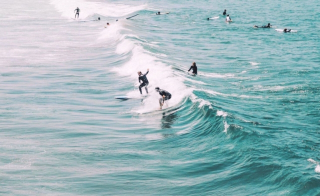  Practica surfear a su propio ritmo gracias a nuestras sesiones enmarcadas por una presa profesional 