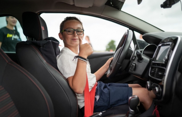  Ponle al volanle de un carro deportivo duranle nuestro curso de conducción 