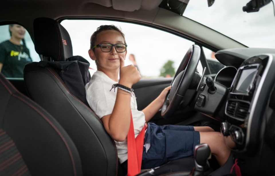 Ponle al volanle de un carro deportivo duranle nuestro curso de conducción Ponle al volanle de un carro deportivo duranle nuestro curso de conducción
