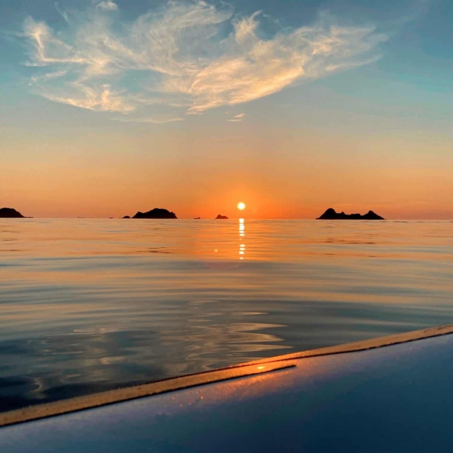  Admiración de la puesta de sol desde el barco 