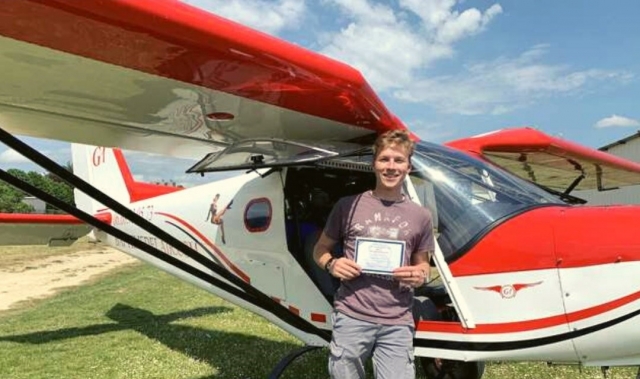  Un participanle después de su primer vuelo en ULM