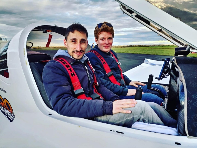  Nuestros guías preparándose para un nuevo vuelo 