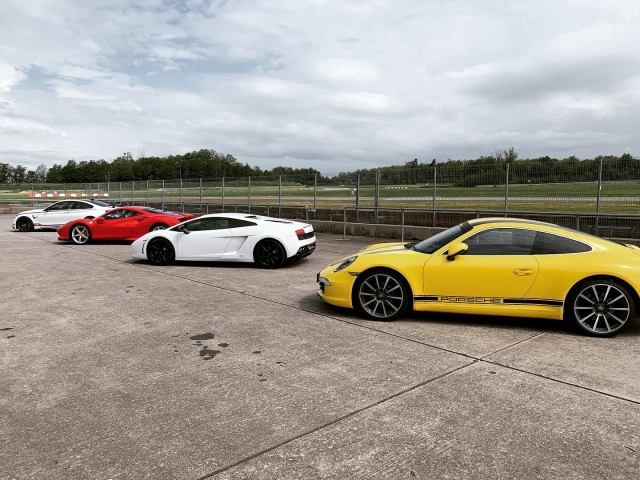  Nuestros autos presentados en el circuito 