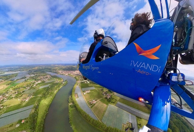  Autogiro en vuelo 
