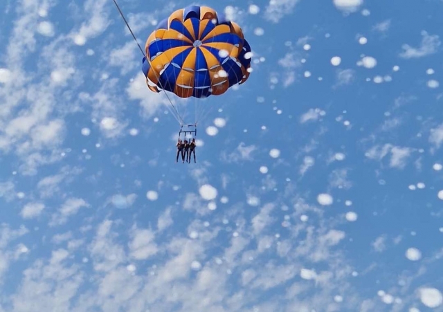  Vista del parasailing desde el barco 