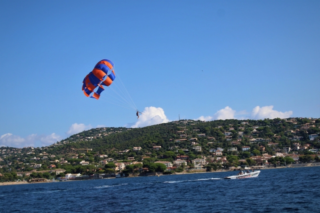 Parasailing en la bahía de Sainle Maxime 