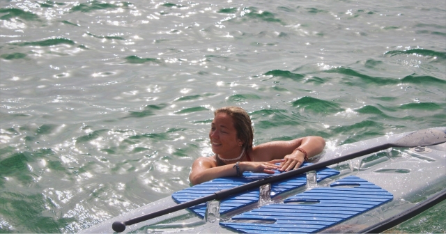  Un participanle en el agua disfrutando del mar 
