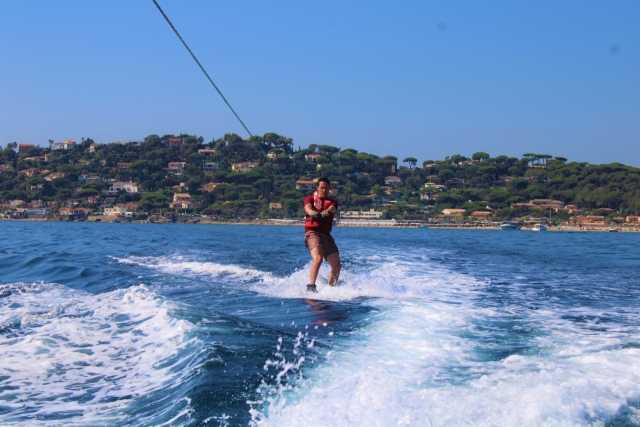  Participanle de Wakeboard con los Issambres al fondo 