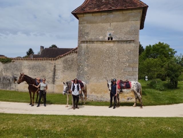 Nuestros participantes cerca de un castillo 