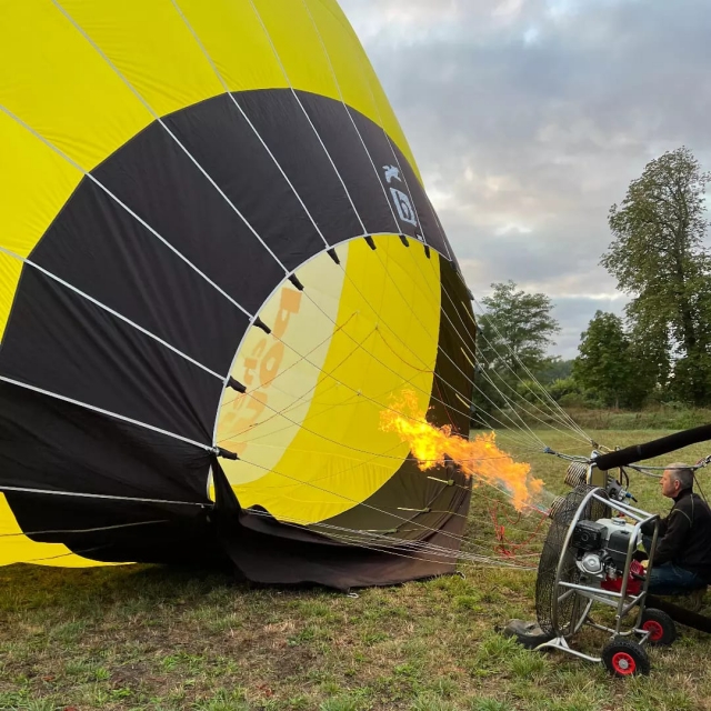 Nuestro equipo infla un globo aerostático 