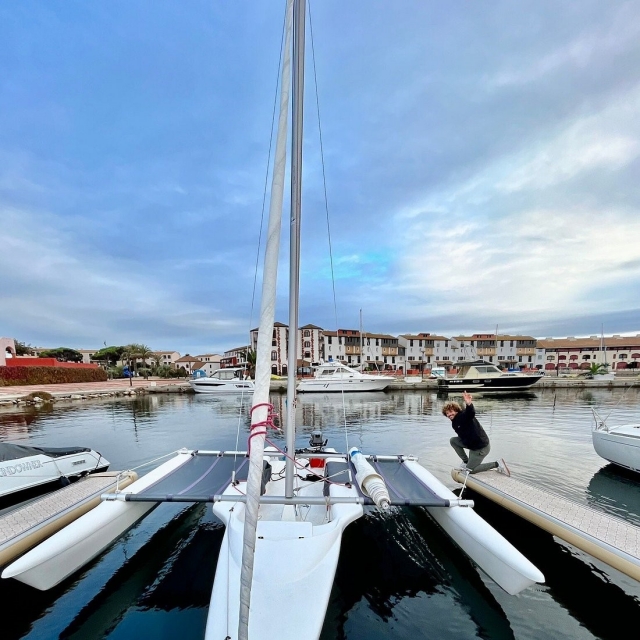  El barco fondea en el puerto 